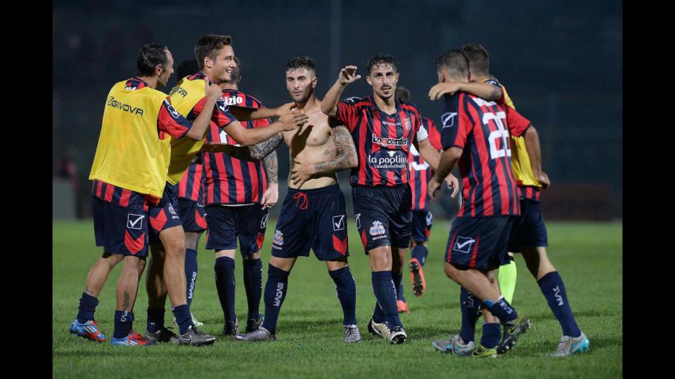 L'esultanza dei falchetti dopo il gol di Giannone contro il Taranto (foto Cafaro)