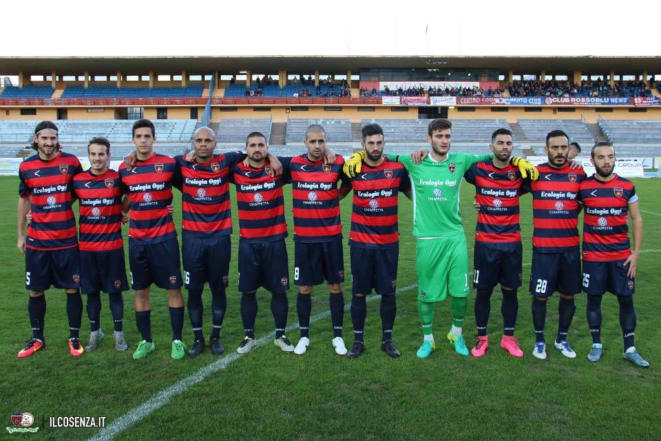 Una formazione del Cosenza 2016/2017 (foto Michele De Marco)