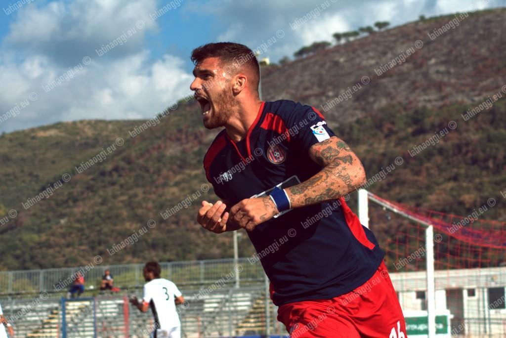 L'esultanza di Mastropietro dopo il gol contro il Rende (foto latineggi.eu)