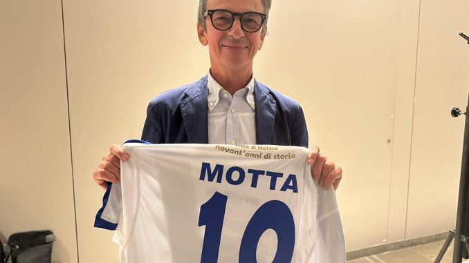 Michele Motta con la nr. 10 tra le mani