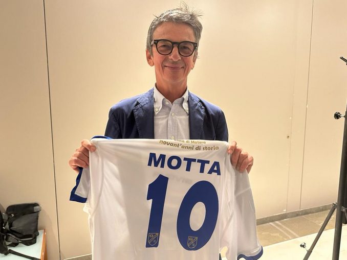 Michele Motta con la nr. 10 tra le mani